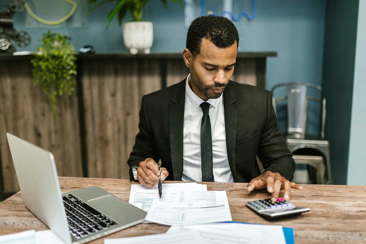 Acheteur à son bureau entrain de travailler