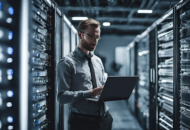 Data analyst entrain de travailler
