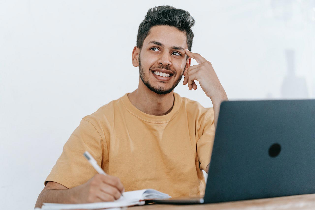 Étudiants pensant à son avenir après son Master Gestion de patrimoine