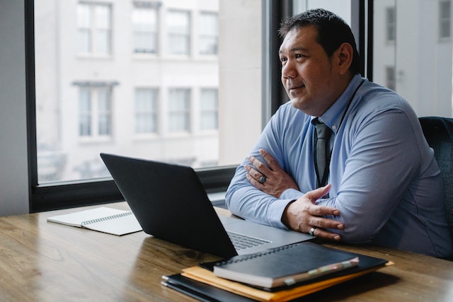 Directeur des opérations à son bureau