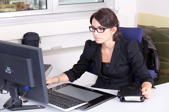 Gestionnaire de paie à son bureau