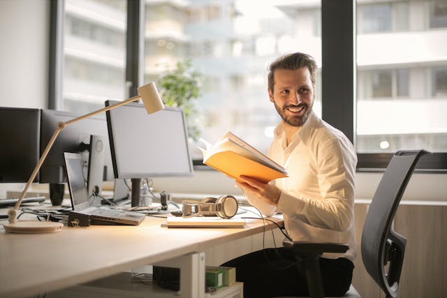 Contrôleur de gestion entrain de travailler