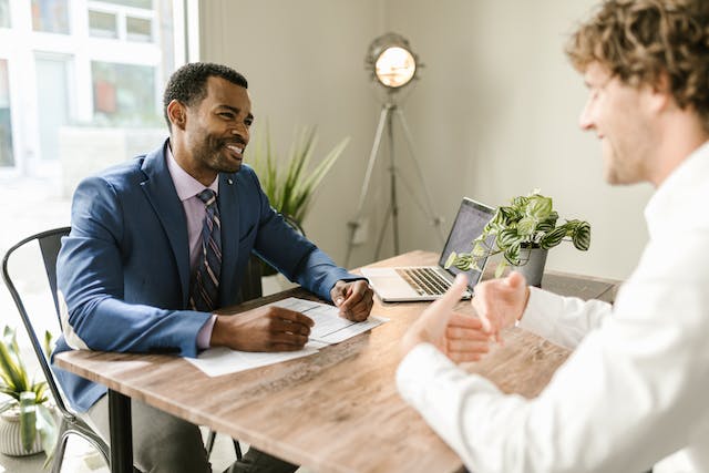 Auditeur comptable et financier et son client