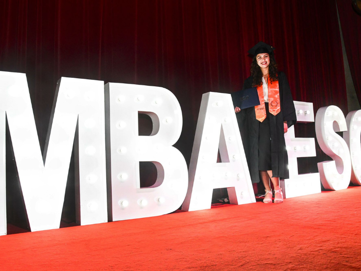 Étudiante diplômée lors de la cérémonie MBA ESG 2023 