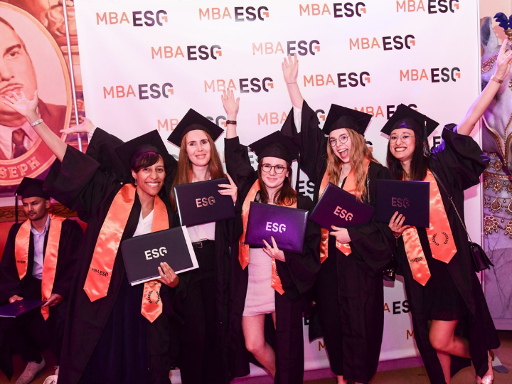 Étudiantes diplômées lors de la cérémonie MBA ESG 2023