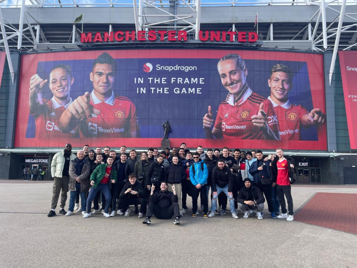 Nos étudiants en Master management du sport devant le stade de Manchester