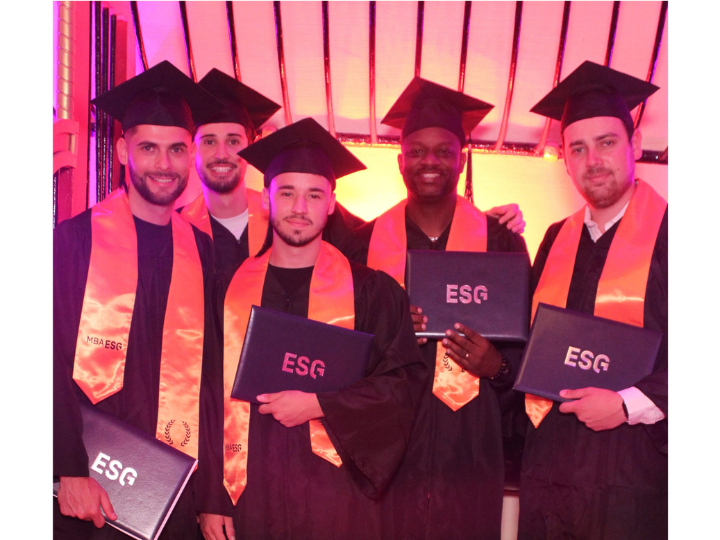 Étudiants diplômés lors de la cérémonie MBA ESG 2023 