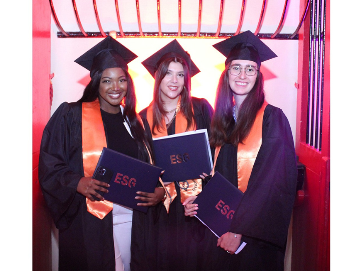 Étudiantes diplômées lors de la cérémonie MBA ESG 2023 