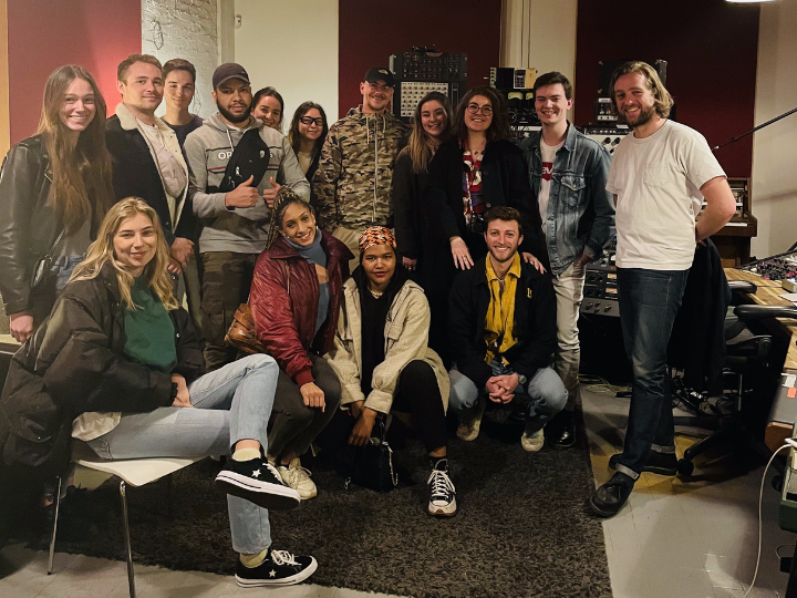 Nos étudiants en MBA Management de la production musicale visite un studio à Paris